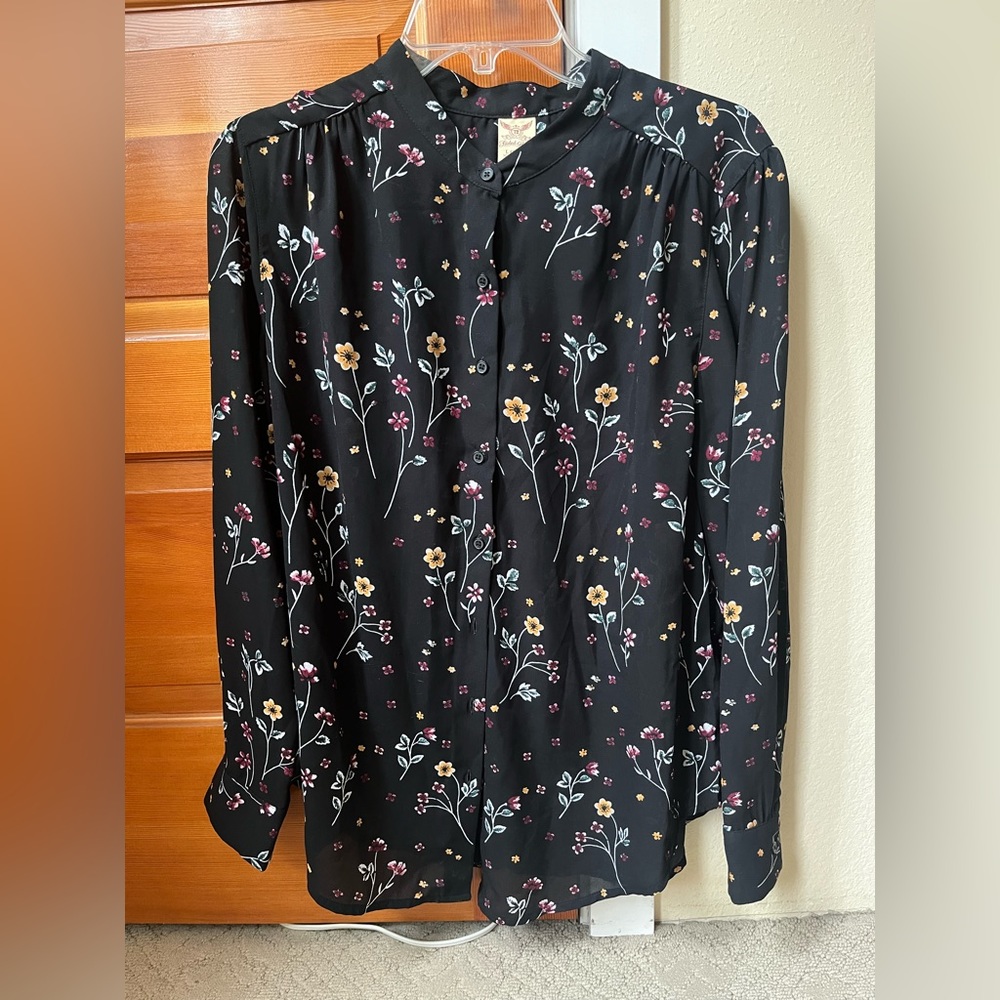 L NWOT Beautiful Faded Glory Button Up